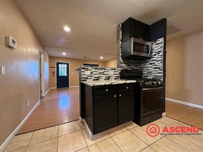 921 Wood St in Taft, CA - Building Photo - Building Photo