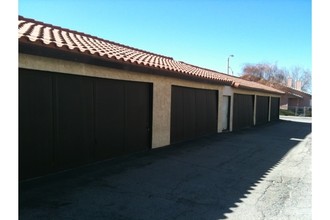 802 E Avenue J-12 in Lancaster, CA - Foto de edificio - Building Photo