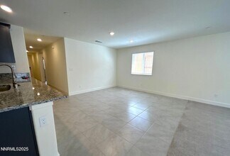 904 Cascade Range Dr in Sparks, NV - Foto de edificio - Building Photo