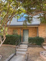 614 W Collins St in Denton, TX - Building Photo