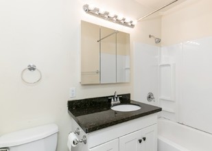 Westview Fourplex in Seattle, WA - Building Photo - Interior Photo