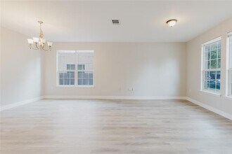 8011 Running Water Dr in Austin, TX - Foto de edificio - Building Photo