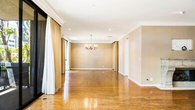 135 S McCarty Dr in Beverly Hills, CA - Building Photo - Building Photo