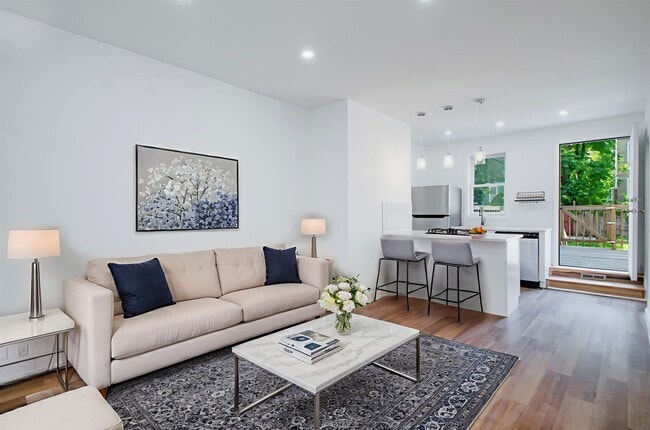 251 Halladay St in Jersey City, NJ - Building Photo - Building Photo