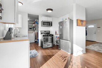 5011-5013 Three Oaks Rd in Crystal Lake, IL - Foto de edificio - Building Photo