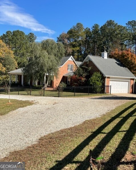 839 Sandy Creek Rd in Fayetteville, GA - Foto de edificio