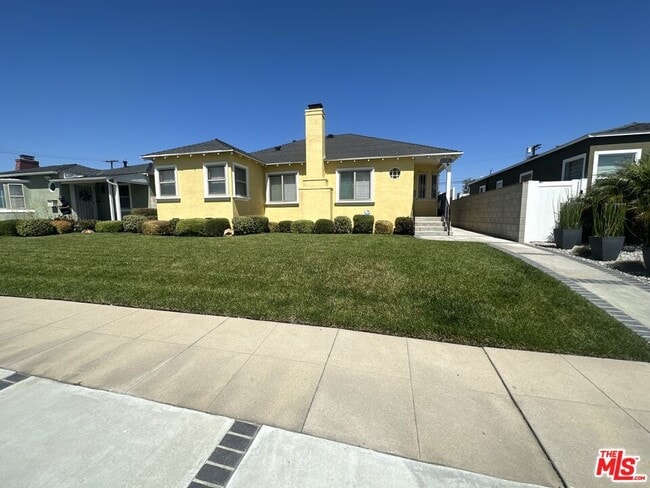 property at 10410 S Manhattan Pl