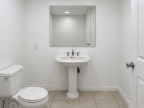 724 Clay Ave in Huntington Beach, CA - Foto de edificio - Building Photo