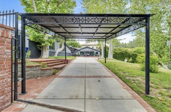 5050 Casa Dr in Tarzana, CA - Foto de edificio - Building Photo