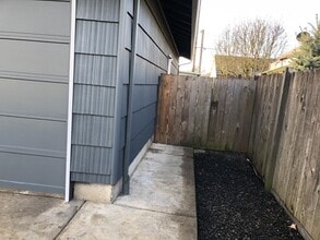 987 L St in Springfield, OR - Building Photo - Building Photo