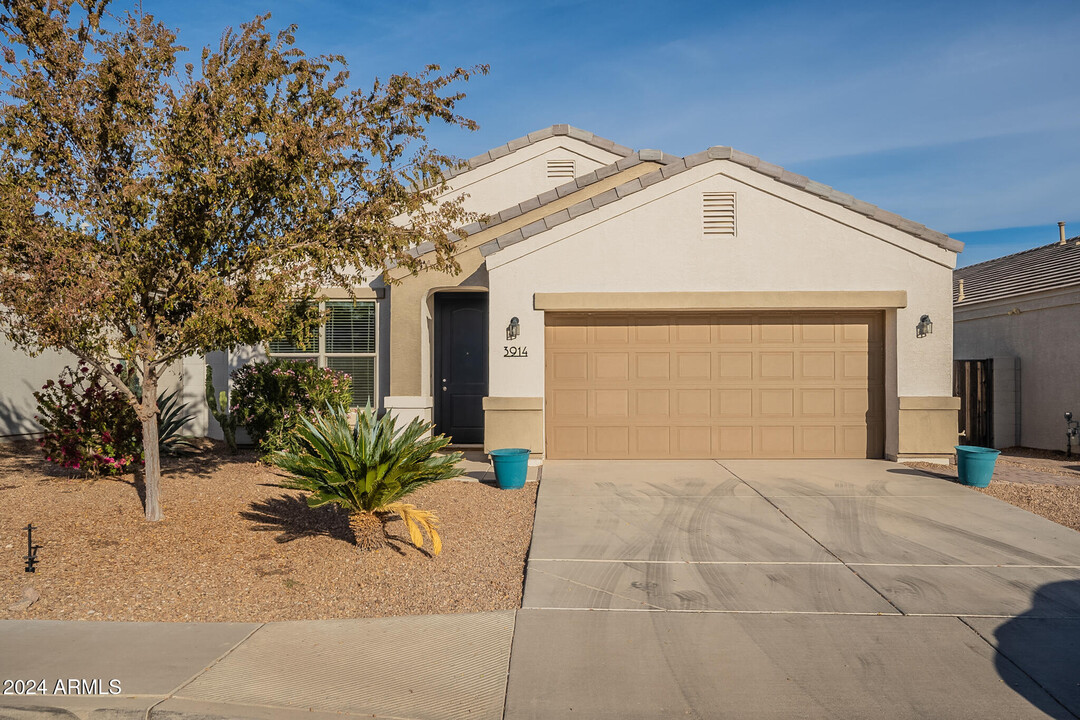 3914 W Alabama Ln in San Tan Valley, AZ - Foto de edificio