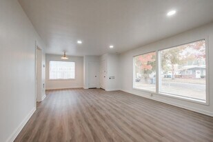 2490 Maple Ave NE in Salem, OR - Building Photo