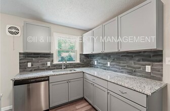 8022 W 61st St in Mission, KS - Building Photo - Building Photo