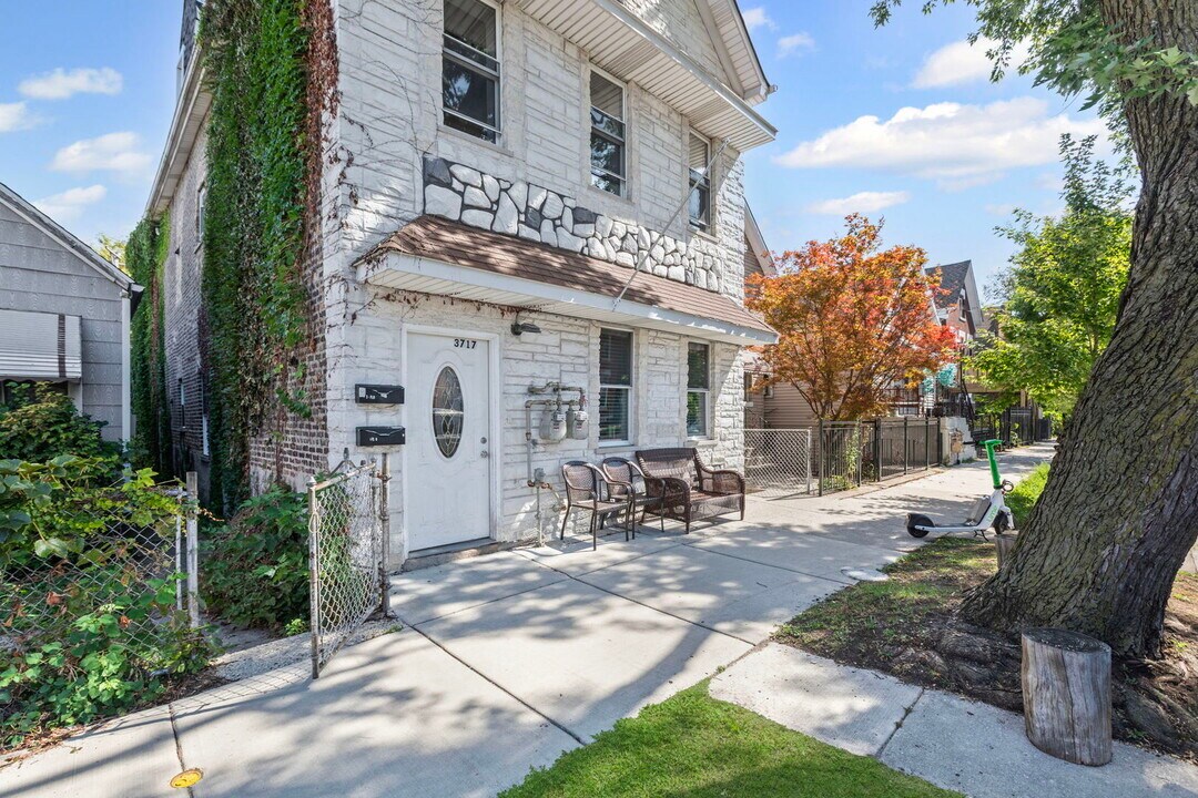 3717 S Hermitage Ave in Chicago, IL - Building Photo