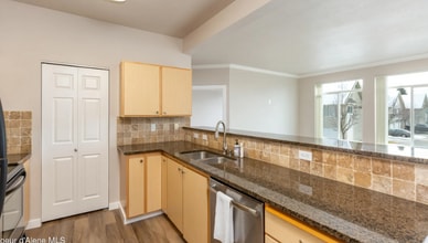 22855 E Country Vista Dr in Liberty Lake, WA - Foto de edificio - Building Photo