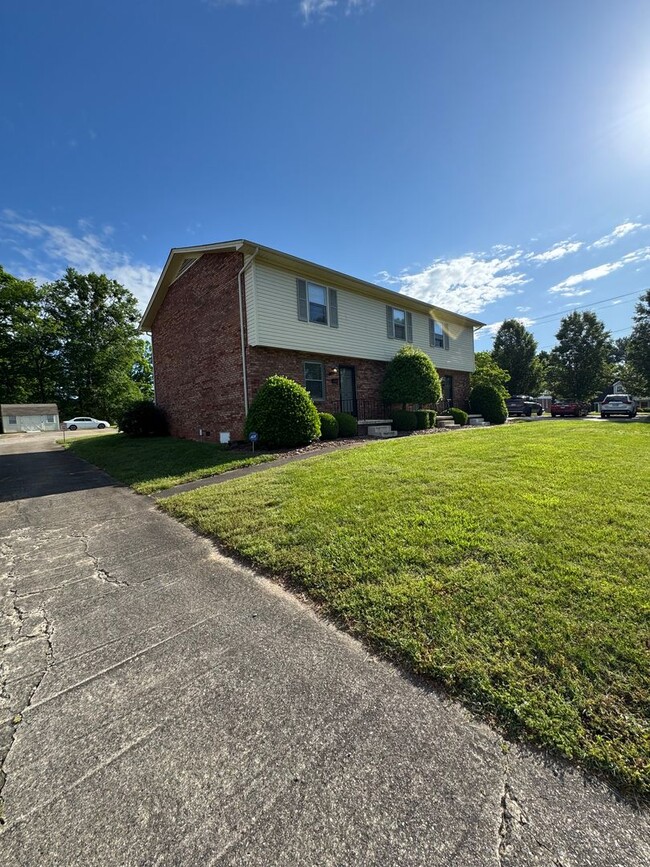 114 11th Ave NW in Hickory, NC - Building Photo - Building Photo