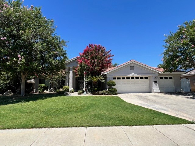 10906 Iron Creek Ave in Bakersfield, CA - Building Photo