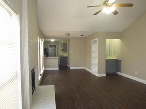 5125 Hawkins Cemetery Rd in Arlington, TX - Foto de edificio - Building Photo
