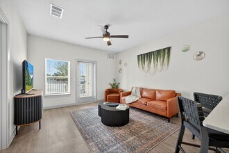 Eckhert Crossing Apartments in San Antonio, TX - Foto de edificio - Building Photo