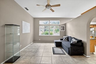 680 Canyon Creek Way in Galt, CA - Building Photo - Building Photo