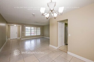 8744 Southampton Dr in Miramar, FL - Foto de edificio - Building Photo