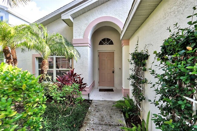 8454 Hollow Brook Cir in Naples, FL - Foto de edificio - Building Photo