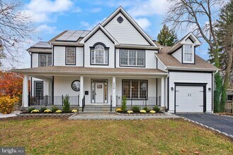 3336 Jones Bridge Ct in Chevy Chase, MD - Foto de edificio - Building Photo