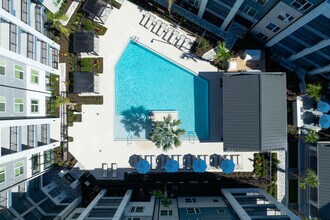 V by Alta in Orlando, FL - Foto de edificio - Building Photo