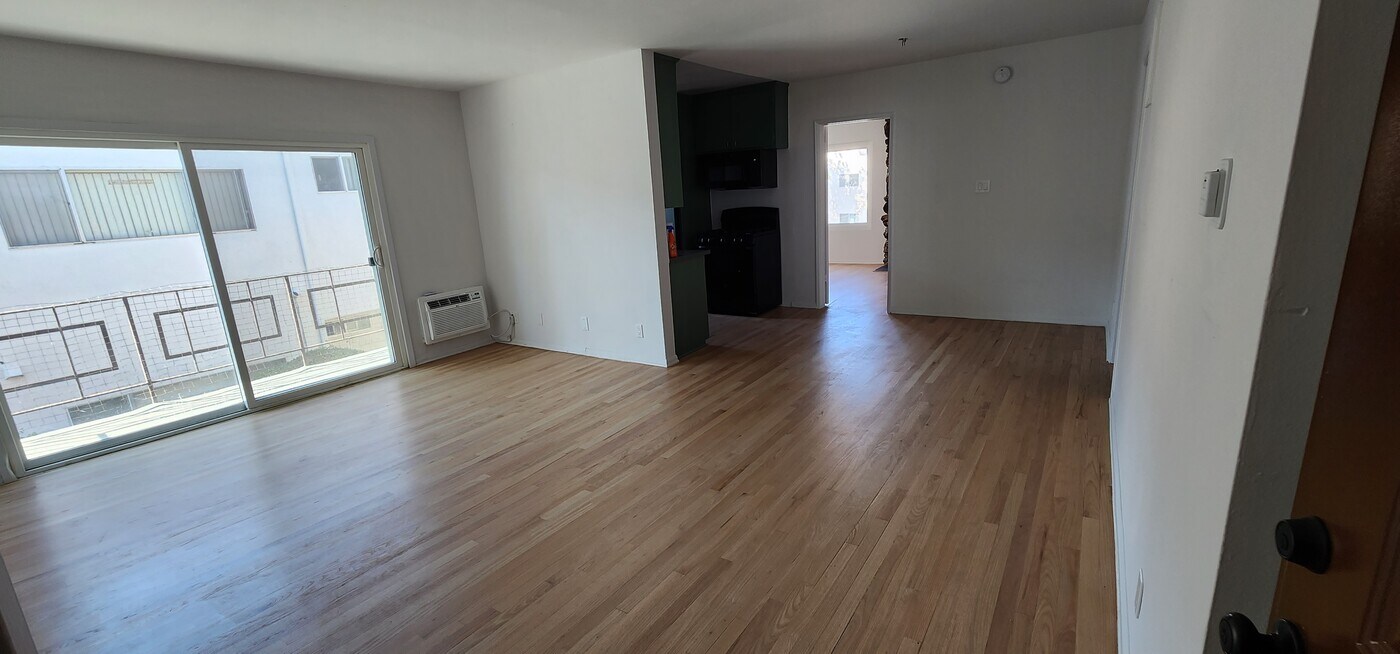 14930 Magnolia Blvd in Sherman Oaks, CA - Building Photo