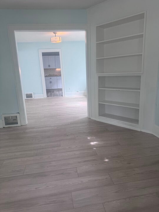 2171 Carabel Ave, Unit 1 in Lakewood, OH - Foto de edificio