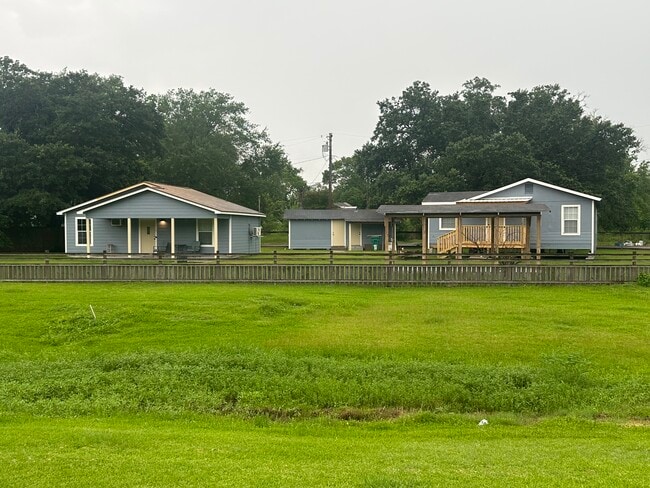 2319 Riverside Dr in Orange, TX - Building Photo - Building Photo