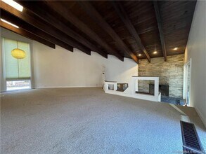 860 Oakwood Rd in Orange, CT - Foto de edificio - Building Photo