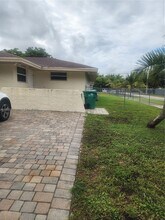 5780 SW 61st St in Miami, FL - Building Photo - Building Photo