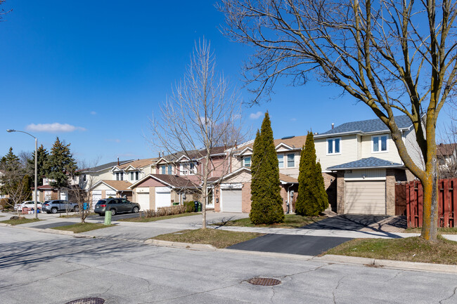 116 Dunmail Dr in Toronto, ON - Building Photo - Primary Photo