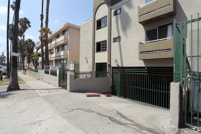 943 Elden Ave, Unit 206 in Los Angeles, CA - Building Photo - Building Photo