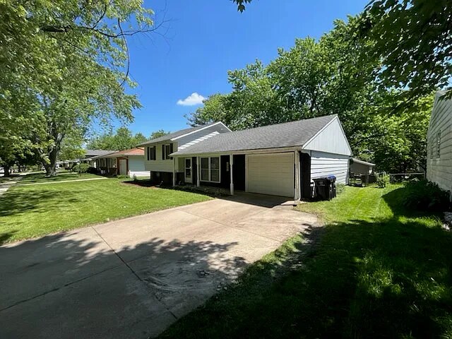 1207 Sandburg Dr in Bloomington, IL - Building Photo