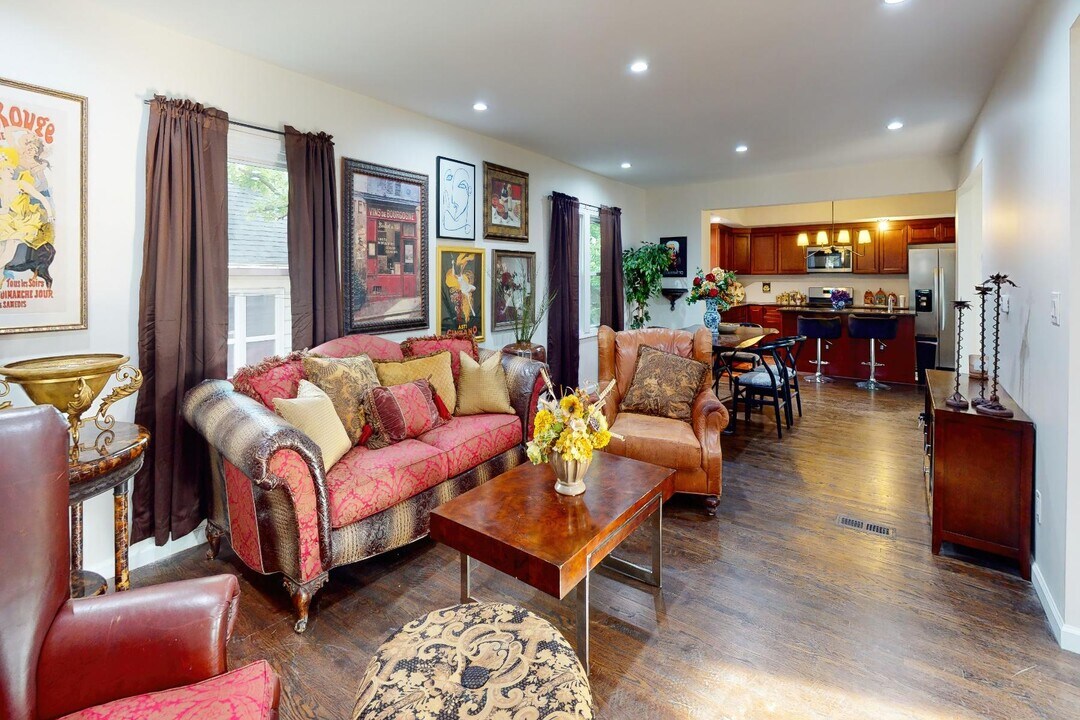 2002 Ridgemont Rd in Grosse Pointe Woods, MI - Building Photo