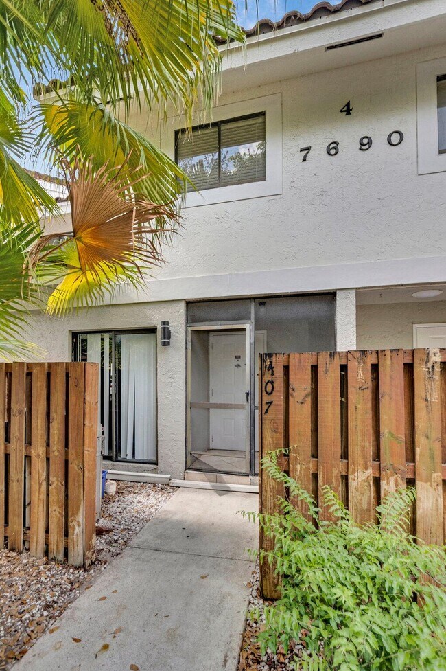property at 7690 Lago Del Mar Dr