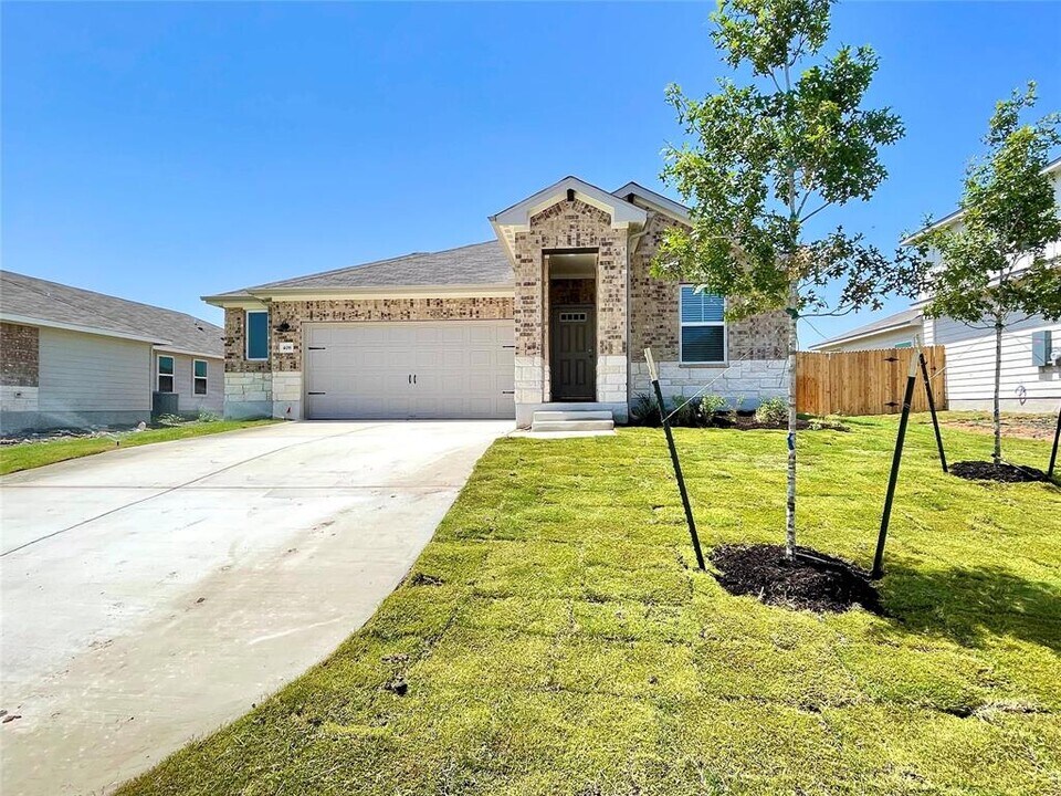 408 Giorgio Moroder Dr in Hutto, TX - Building Photo