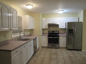 7 Tree Hollow Ln, Unit Guest House in Dix Hills, NY - Building Photo