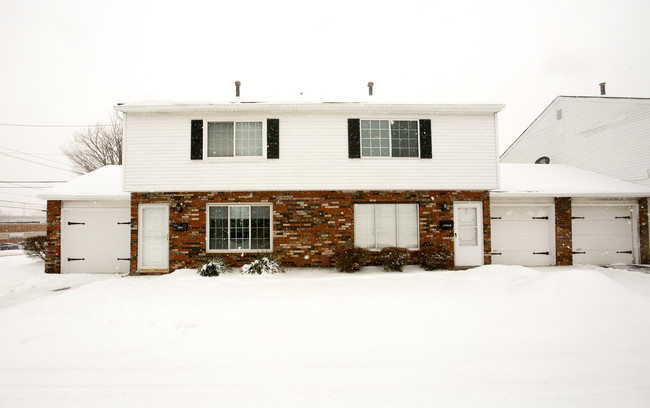 Hart Lawn in Mentor, OH - Building Photo - Building Photo