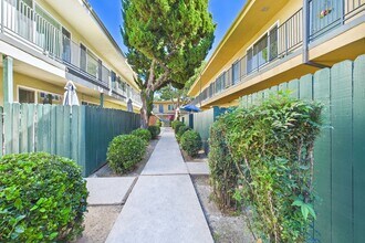 Roscoe Islander in Canoga Park, CA - Building Photo - Building Photo