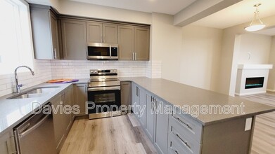 2072 Wonnacott Way SW in Edmonton, AB - Building Photo - Building Photo