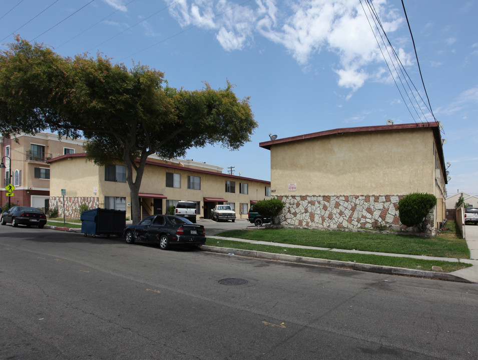 9823-9827 Walnut St in Bellflower, CA - Building Photo