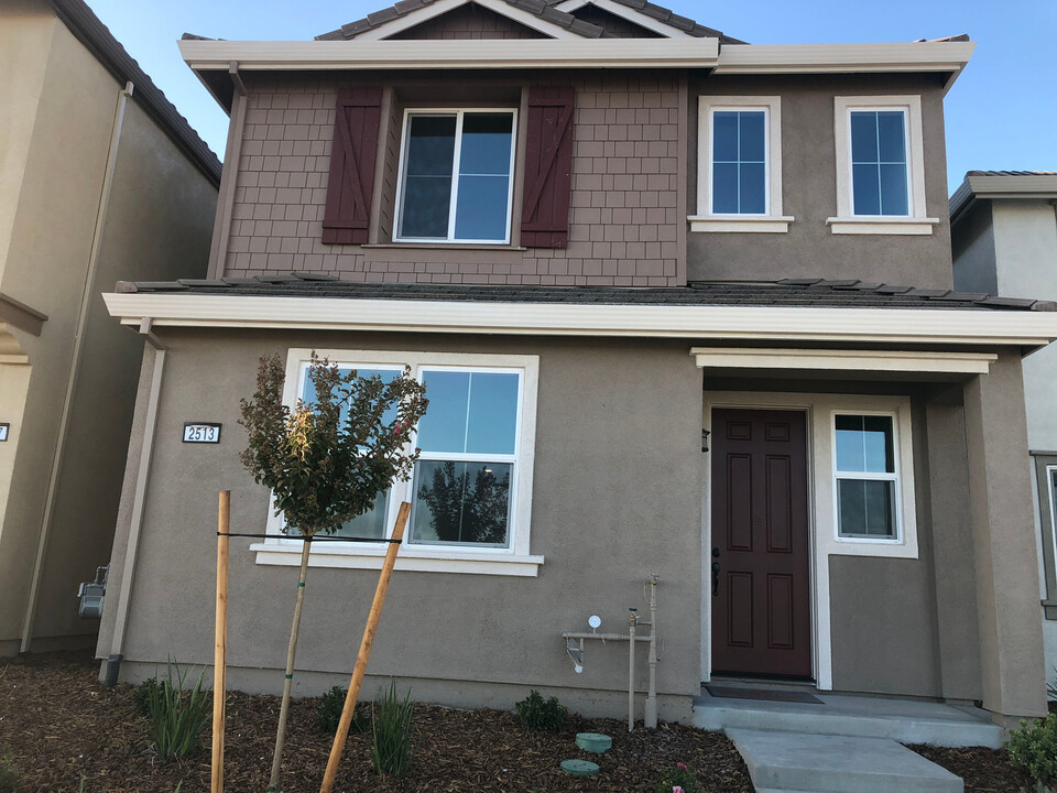 2513 Natomas Crossing Dr in Sacramento, CA - Building Photo