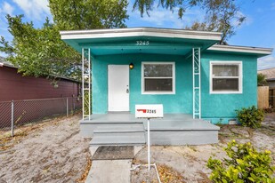 3245 Carlisle Ave S in St. Petersburg, FL - Foto de edificio - Building Photo