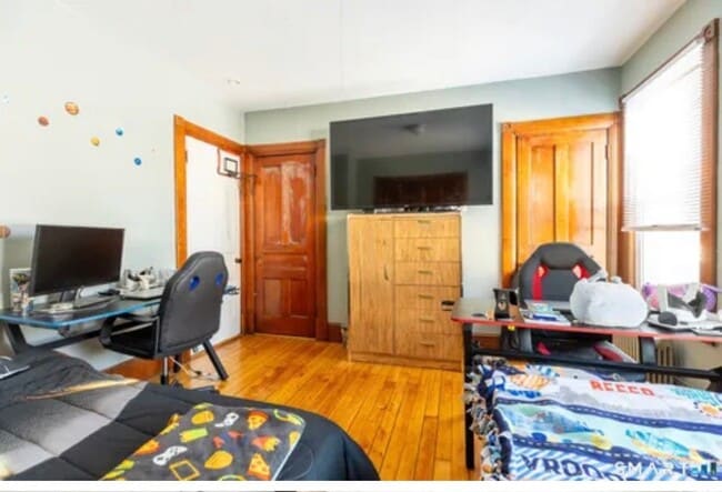 20 Pleasant St, Unit 1 in Windsor Locks, CT - Building Photo - Building Photo