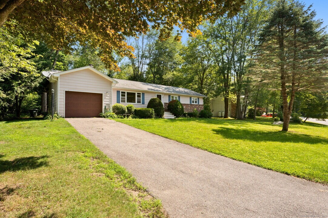 31 Raven Wood Rd in North Stonington, CT - Building Photo