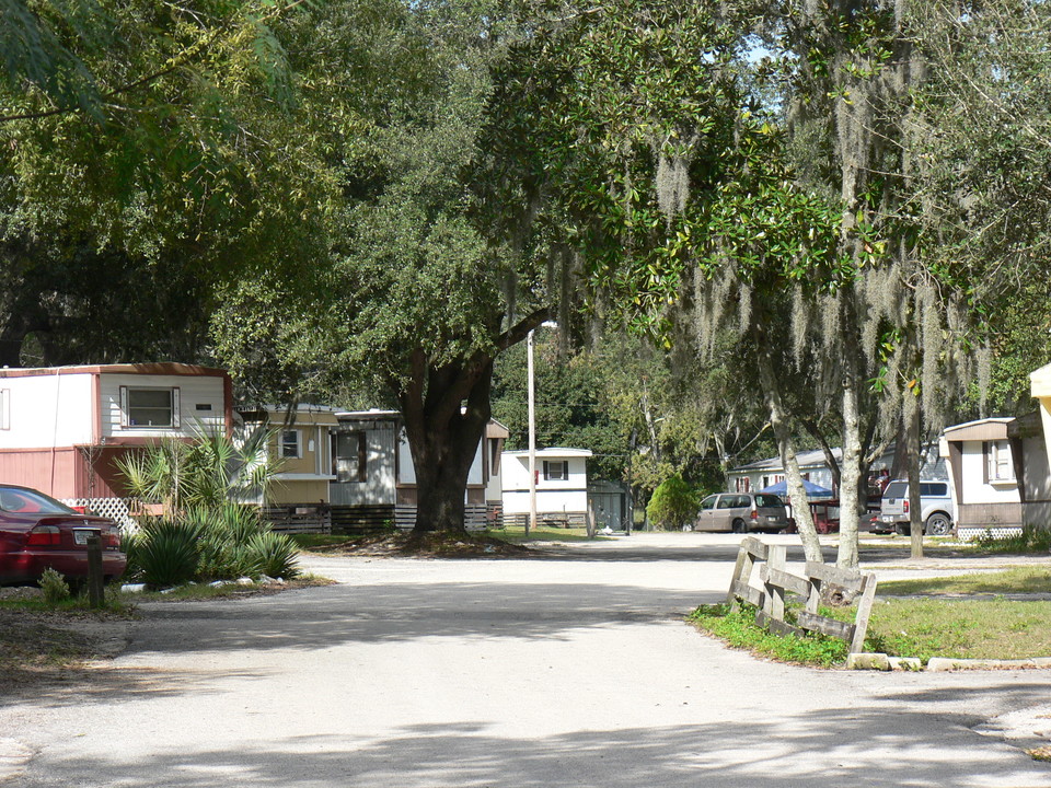 11010 Clay Pit Rd in Tampa, FL - Foto de edificio