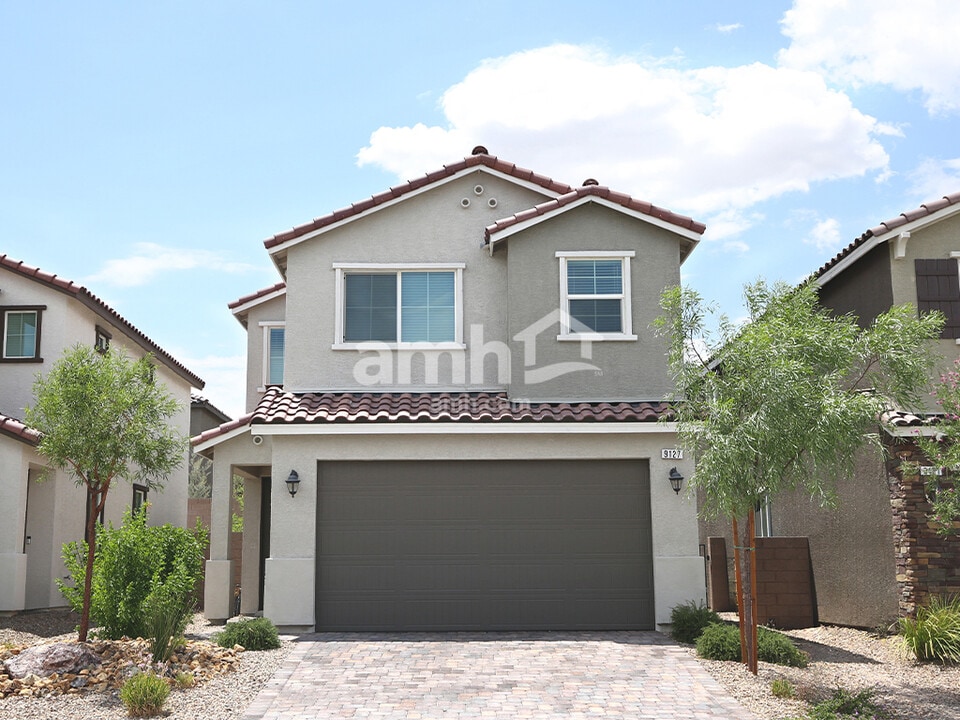 10020 Spire St in Las Vegas, NV - Foto de edificio